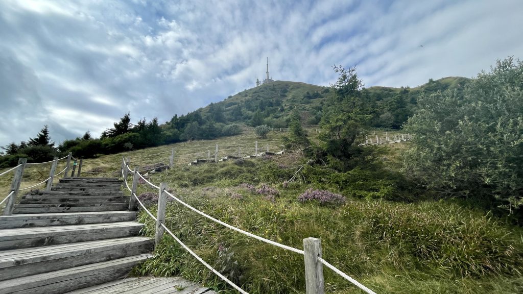 Escaliers menant au Puy de Dôme