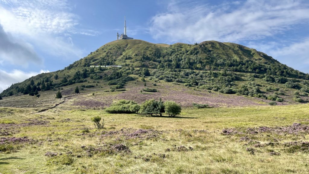 Vue depuis le Puy de Dôme avant de débuter l'ascension des escaliers