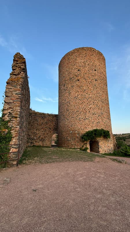 Saint-Jean-Saint-Maurice-sur-Loire : le donjon avec une vue magnifique